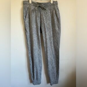 Lululemon Ready to Rulu Jogger Pant Sweatpant - Rhino Gray Print - US 4